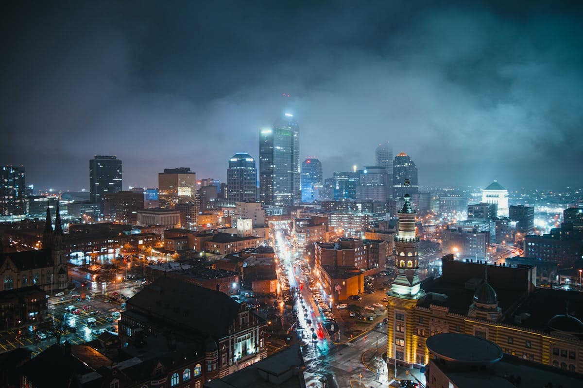 Pet transportation in Indiana - Indianapolis city skyline