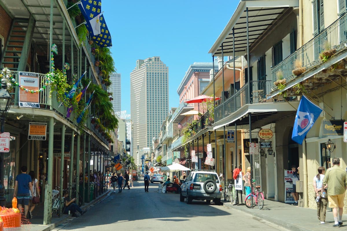 Pet transportation in Louisiana - New Orleans French Quarter street